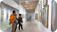 美術館を歩く参加者