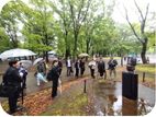 雨の公園を歩く参加者