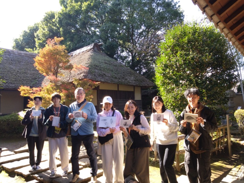 庭園で集合写真を撮る参加者