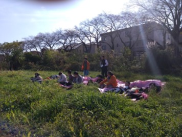 芝生の上で過ごす参加者